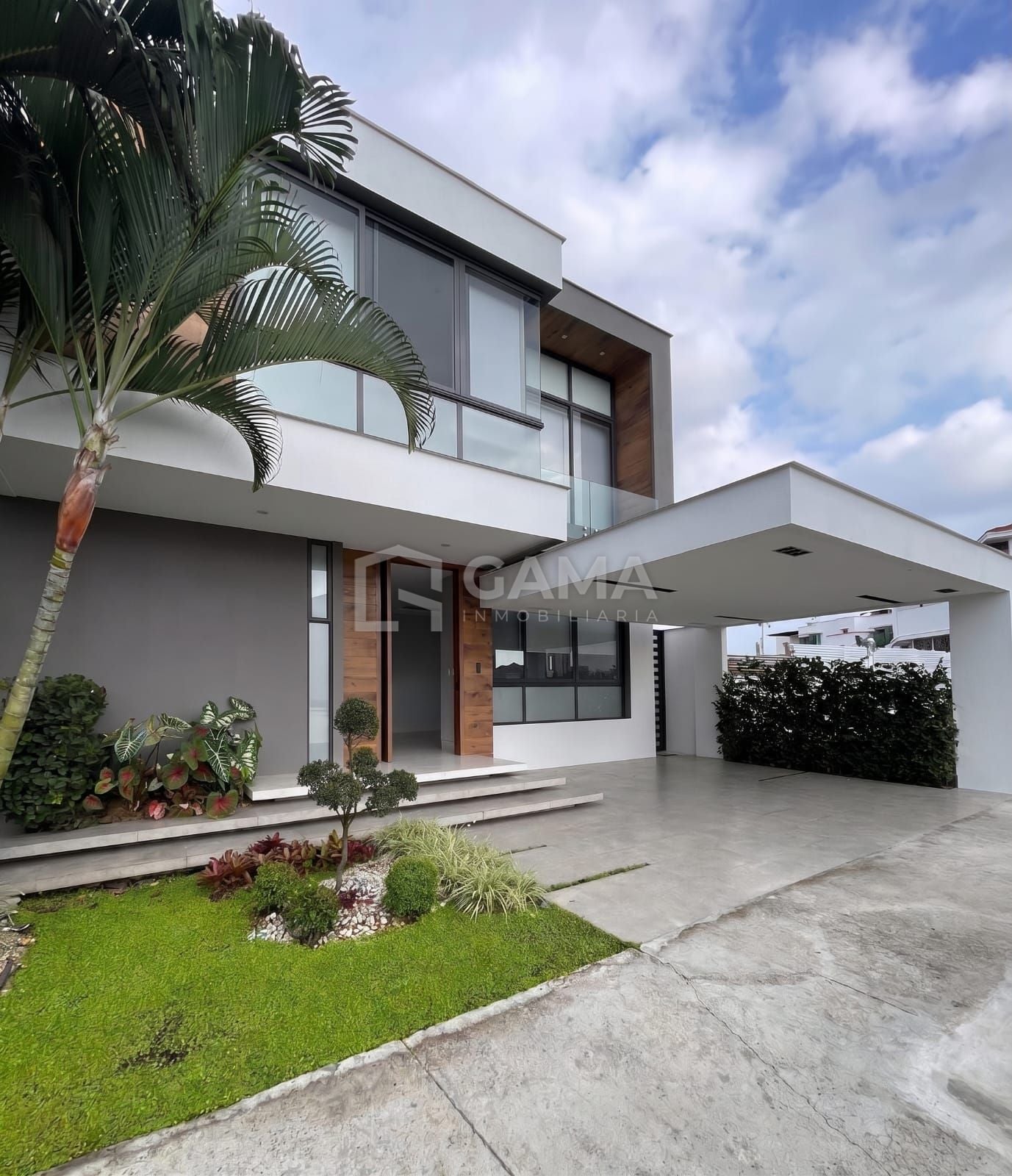 Casa por estrenar con jardín en Machala